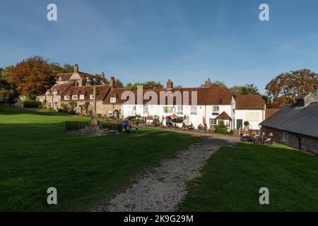 The Village Green in East Dean bei Eastbourne, in East Sussex, England, Großbritannien, zeigt das Tiger Inn Public House bei spätnachmittags herbstlicher Sonneneinstrahlung. Stockfoto