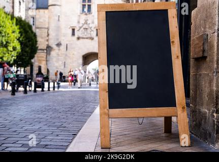 Schwarze Menütafel auf einer Straße im Zentrum der europäischen Stadt Stockfoto
