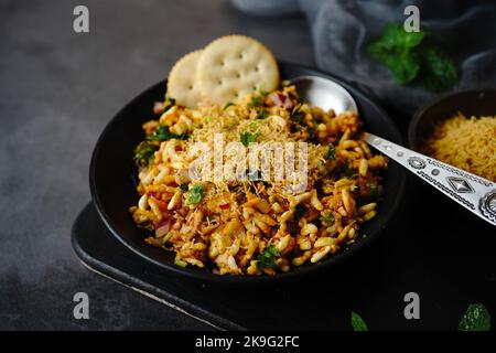 Mumbai Bhelpuri: Beliebter indischer Hauskochkühe mit Puffreis, selektiver Schwerpunkt Stockfoto