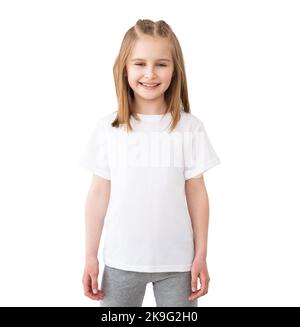 Niedliches kleines Mädchen mit leerem T-Shirt Stockfoto