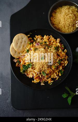 Mumbai Bhelpuri: Beliebter indischer Hauskochkühe mit Puffreis, selektiver Schwerpunkt Stockfoto