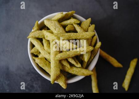 Green Snap Erbsenchips - gesunde Snacks, selektiver Fokus Stockfoto