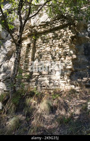 Überreste der eingefallenen Kirche St. Michaels in der Nähe der Höhle, in der die Tradition besagt, dass St. Columban gestorben ist - Coli in der Nähe von Bobbio, Piacenza, Italien Stockfoto