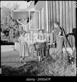 Ein TGOJ-Mitarbeiter zu Hause auf seinem Bauernhof mit seiner Familie. Verkehrsgesellschaft Grängesberg-Oxelösund Railways. Stockfoto