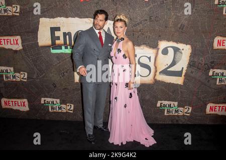 New York, Usa. 27. Oktober 2022. Henry Cavill und Millie Bobby Brown besuchen Netflix's „Enola Holmes 2“-Weltpremiere im Pariser Theater in New York City. (Foto von Ron Adar/SOPA Images/Sipa USA) Quelle: SIPA USA/Alamy Live News Stockfoto