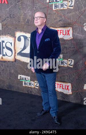 New York, Usa. 27. Oktober 2022. Regisseur Harry Bradbeer nimmt an Netflix's Weltpremiere „Enola Holmes 2“ im Pariser Theater in New York City Teil. (Foto von Ron Adar/SOPA Images/Sipa USA) Quelle: SIPA USA/Alamy Live News Stockfoto