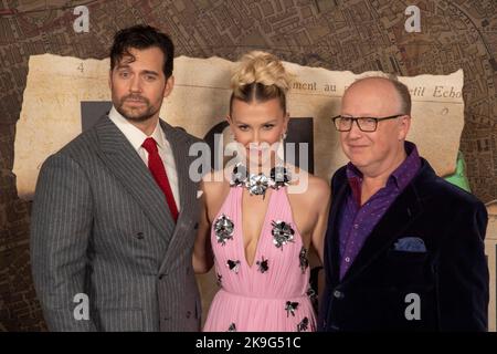 New York, Usa. 27. Oktober 2022. Henry Cavill, Millie Bobby Brown und Harry Bradbeer besuchen Netflix's „Enola Holmes 2“-Uraufführung im Pariser Theater in New York City. (Foto von Ron Adar/SOPA Images/Sipa USA) Quelle: SIPA USA/Alamy Live News Stockfoto