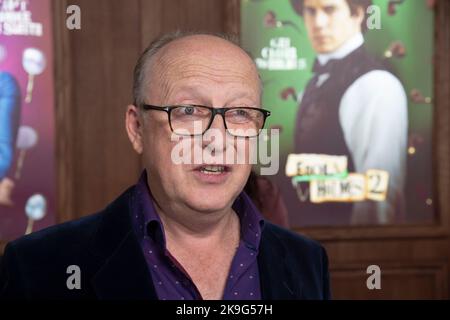 New York, Usa. 27. Oktober 2022. Regisseur Harry Bradbeer nimmt an Netflix's Weltpremiere „Enola Holmes 2“ im Pariser Theater in New York City Teil. (Foto von Ron Adar/SOPA Images/Sipa USA) Quelle: SIPA USA/Alamy Live News Stockfoto