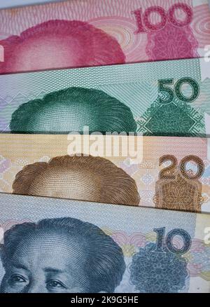 Nahaufnahme der Ecke der chinesischen Renminbi-Banknoten. Zeigt die RMB-Nummern 10,20,50 und 100 an. Stockfoto