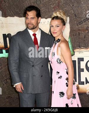 New York, USA. 27. Oktober 2022. Henry Cavill und Millie Bobby Brown bei der Weltpremiere „Enola Holmes 2“, die am 27. Oktober 2022 im Pariser Theater in New York City, NY, stattfand ©Steven Bergman/AFF-USA.COM Credit: AFF/Alamy Live News Stockfoto