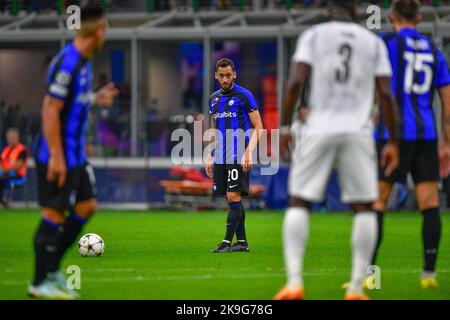 Mailand, Italien. 26., Oktober 2022. Hakan Calhanoglu (20) von Inter gesehen während des UEFA Champions League-Spiels zwischen Inter und Viktoria Plzen auf Giuseppe Meazza in Mailand. (Bildnachweis: Gonzales Photo - Tommaso Fimiano). Stockfoto