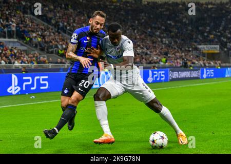 Mailand, Italien. 26., Oktober 2022. Hakan Calhanoglu (20) von Inter und Mohamed Tijani (3) von Viktoria Plzen, die während des UEFA Champions League-Spiels zwischen Inter und Viktoria Plzen in Giuseppe Meazza in Mailand gesehen wurden. (Bildnachweis: Gonzales Photo - Tommaso Fimiano). Stockfoto