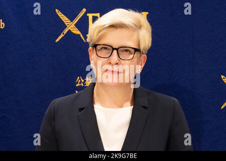 Tokio, Japan. 28. Oktober 2022. Die litauische Premierministerin INGRIDA SIMONYTE spricht vor der Presse im japanischen Club der ausländischen Korrespondenten nach einem Treffen mit dem japanischen Premierminister Fumio Kishida, um die Diplomatie und strategische Partnerschaft der Republik Litauen mit Japan während der russischen Invasion der Ukraine und das Säbelrasseln Wladimir Putins gegen die baltischen Staaten zu diskutieren. SIMONYTE, ein Mitglied der Semias, diskutierte über die Sowjetunion, die Sicherheit, die landwirtschaftlichen Interessen und die Demokratie und gehört zu den 40 Nationen, darunter Japan, das die Invasion Russlands an den Internationalen Gerichtshof für Justiz verwies Stockfoto