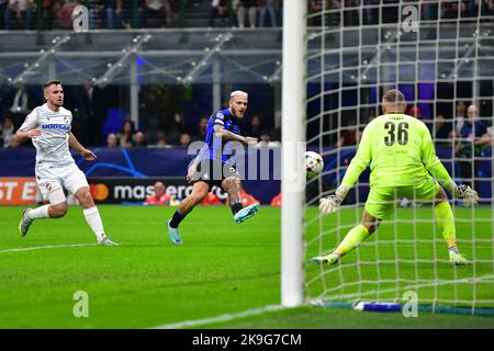 Mailand, Italien. 26., Oktober 2022. Federico Dimarco (32) von Inter beim UEFA Champions League-Spiel zwischen Inter und Viktoria Plzen bei Giuseppe Meazza in Mailand. (Bildnachweis: Gonzales Photo - Tommaso Fimiano). Stockfoto