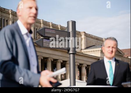 Stuttgart, Deutschland. 28. Oktober 2022. Armin Dellnitz, Geschäftsführer der Stuttgart-Marketing GmbH (l) und Frank Nopper, Oberbürgermeister von Stuttgart, stehen vor den Wegweisern des neuen Fußgängerleitsystems. Digitale Anzeigetafeln sollen in Zukunft den Weg durch die Innenstadt weisen. Die beweglichen Pfeile können sich um 360 Grad drehen und bieten Zugang zum Internet. Es gibt jedoch nur einen Prototyp, zwei weitere sind in Planung. Quelle: Ilkay Karakurt/dpa/Alamy Live News Stockfoto