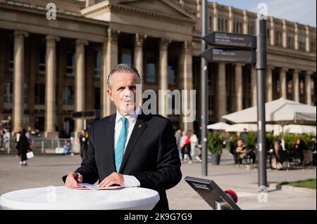 Stuttgart, Deutschland. 28. Oktober 2022. Frank Nopper, Oberbürgermeister von Stuttgart, steht vor den Wegweisern der neuen Fußgängerführung. Digitale Anzeigetafeln zeigen in Zukunft den Weg durch die Innenstadt. Die beweglichen Pfeile können sich um 360 Grad drehen und bieten Zugang zum Internet. Es gibt jedoch nur einen Prototyp, zwei weitere sind in Planung. Quelle: Ilkay Karakurt/dpa/Alamy Live News Stockfoto