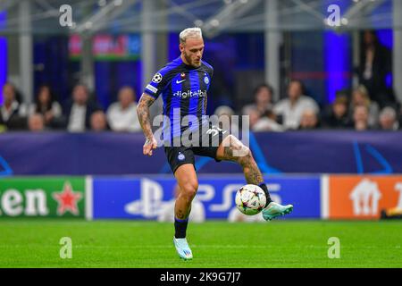 Mailand, Italien. 26., Oktober 2022. Federico Dimarco (32) von Inter beim UEFA Champions League-Spiel zwischen Inter und Viktoria Plzen bei Giuseppe Meazza in Mailand. (Bildnachweis: Gonzales Photo - Tommaso Fimiano). Stockfoto