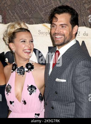 New York, USA. 27. Oktober 2022. Henry Cavill und Millie Bobby Brown bei der Weltpremiere „Enola Holmes 2“, die am 27. Oktober 2022 im Pariser Theater in New York City, NY, stattfand ©Steven Bergman/AFF-USA.COM Credit: AFF/Alamy Live News Stockfoto