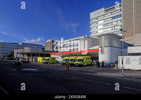 Universitätsklinikum Wales mit Krankenwagen außerhalb der Unfall- und Notaufnahme Cardiff Stadt. Oktober 2022. Herbst. Stockfoto