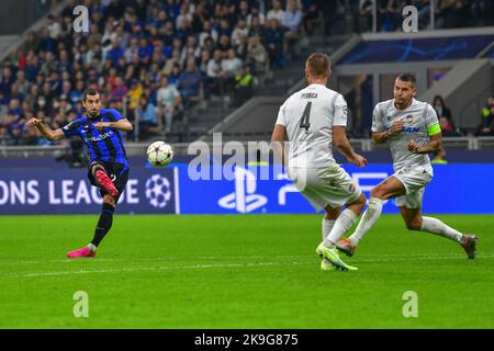 Mailand, Italien. 26., Oktober 2022. Henrikh Mkhitaryan (22) von Inter beim UEFA Champions League-Spiel zwischen Inter und Viktoria Plzen bei Giuseppe Meazza in Mailand. (Bildnachweis: Gonzales Photo - Tommaso Fimiano). Stockfoto