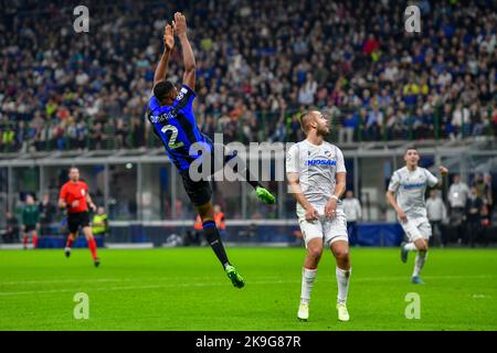 Mailand, Italien. 26., Oktober 2022. Denzel Dumfries (2) von Inter beim UEFA Champions League-Spiel zwischen Inter und Viktoria Plzen bei Giuseppe Meazza in Mailand. (Bildnachweis: Gonzales Photo - Tommaso Fimiano). Stockfoto