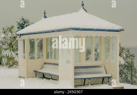 Snow on a Victorian Shelter, Southend on Sea, 5.. Februar 2012. Stockfoto