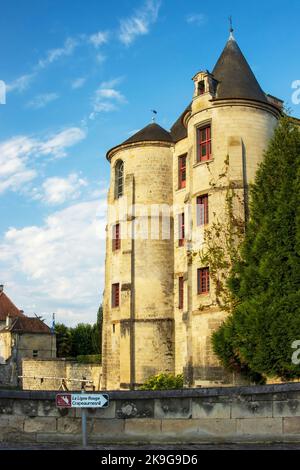 VIC-Sur-Aisne, Frankreich - Montag, 25.. Juli 2022: Blick auf das Schloss Vic-Sur-Aisne, das in warmes Morgenlicht getaucht ist. Hochwertige Fotos Stockfoto