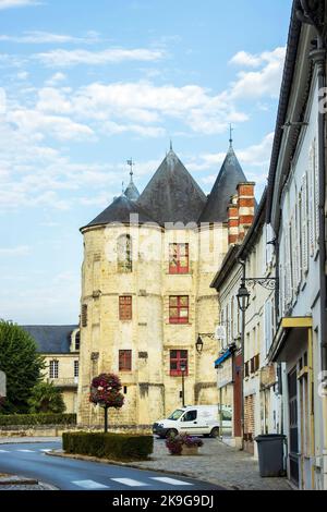 VIC-Sur-Aisne, Frankreich - Montag, 25.. Juli 2022: Blick auf das Schloss Vic-Sur-Aisne auf dem zentralen Marktplatz. Hochwertige Fotos Stockfoto