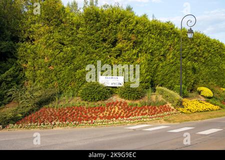 VIC-Sur-Aisne, Frankreich - Montag, 25.. Juli 2022: Wunderschöne Blumen am Eingang des Camping La Croix Du Vieux Pont Camping Site. Hochwertige Fotos Stockfoto