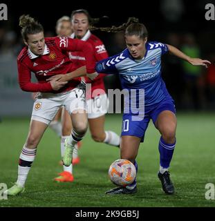 RIO HARDY von Durham Women kämpft mit HAYLEY LADD von Manchester United während des FA Women's League Cup-Spiels zwischen dem Durham Women FC und Manchester United am Mittwoch, dem 26.. Oktober 2022, im Maiden Castle in Durham City. (Kredit: Mark Fletcher | MI News) Kredit: MI Nachrichten & Sport /Alamy Live News Stockfoto