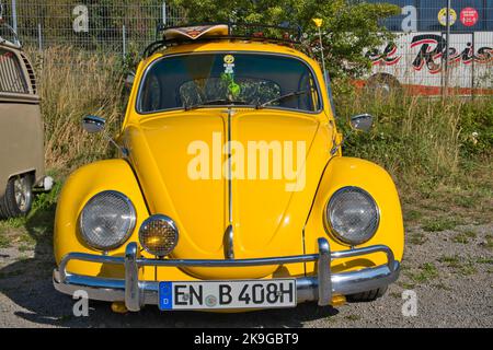 Gelber VW Käfer 1500, Baujahr 1966 - 1970, Vorderansicht Stockfoto