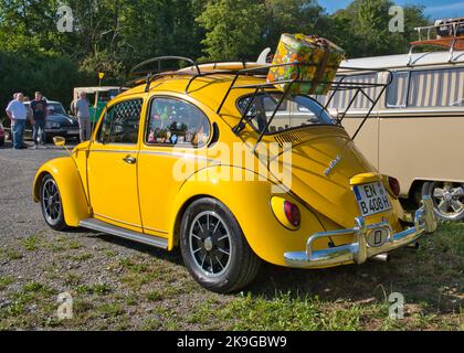 Gelber VW Käfer 1500, Baujahr 1966 - 1970, schräge Rückansicht Stockfoto