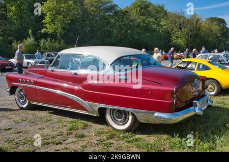 Buick Roadmaster aus dem Jahr 1953, diagonale Rückansicht Stockfoto