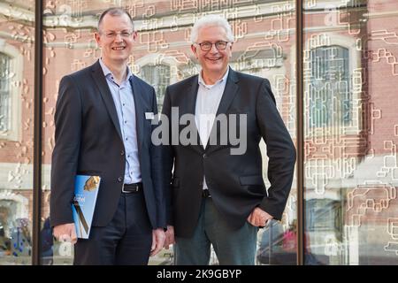 Hamburg, Deutschland. 28. Oktober 2022. Vor dem neuen Besucherzentrum in der Kirche St. Michaelis (Powalla Forum) stehen der Geschäftsführer Thoesten Schulze (l.) und der Oberpfarrer Alexander Röder während der Voreröffnung. Im Hintergrund spiegelt sich ein Teil der Kirche in den gemusterten Scheiben des Besucherzentrums wider. Quelle: Georg Wendt/dpa/Alamy Live News Stockfoto