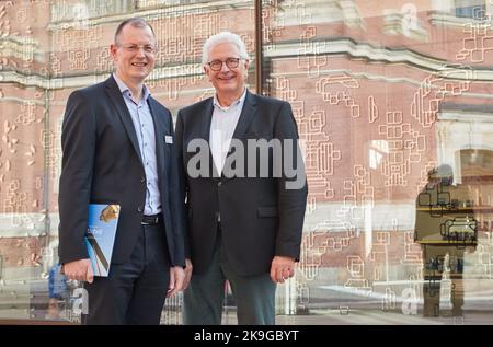 Hamburg, Deutschland. 28. Oktober 2022. Vor dem neuen Besucherzentrum in der Kirche St. Michaelis (Powalla Forum) stehen der Geschäftsführer Thoesten Schulze (l.) und der Oberpfarrer Alexander Röder während der Voreröffnung. Im Hintergrund spiegelt sich ein Teil der Kirche in den gemusterten Scheiben des Besucherzentrums wider. Quelle: Georg Wendt/dpa/Alamy Live News Stockfoto