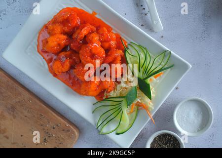Süß und sauer präsentiert sich wunderschön auf einem weißen Teller Stockfoto