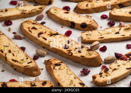 Biscotti Cookies Nahaufnahme mit Preiselbeere und Pistazie anstelle von Mandeln gemacht. Biscotti oder Cantuci sind traditionelle italienische gebackene süße Kekse, Popu Stockfoto