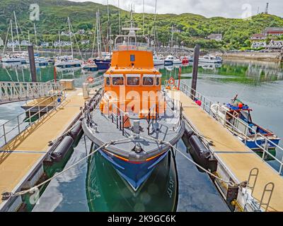 RNLI Rettungsboot vor Anker in Mallaig Marina Schottland Stockfoto