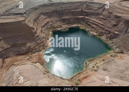 Tiefgrüner versteckter See in Timna, umgeben von Bergen in der Nähe von Eilat, Arava-Zone in Israel. Stockfoto