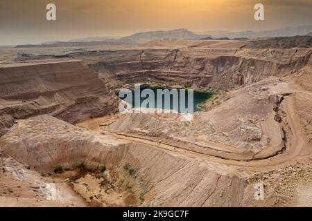 Tiefgrüner versteckter See in Timna, umgeben von Bergen in der Nähe von Eilat, Arava-Zone in Israel. Stockfoto