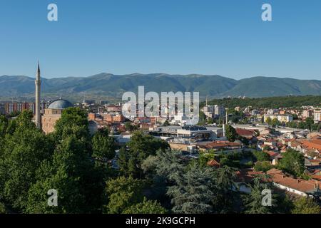 Eine erhöhte Landschaftsansicht der Stadt Skopje, der Hauptstadt von Nord-Mazedonien. Eine Mischung aus Architekturstilen, Arabisch, Neo-Klassik, Moderne. Stockfoto