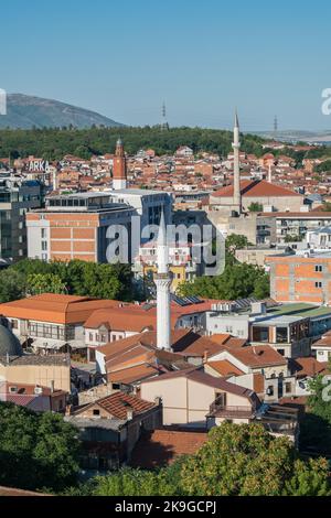 Eine erhöhte Landschaftsansicht der Stadt Skopje, der Hauptstadt von Nord-Mazedonien. Eine Mischung aus Architekturstilen, Arabisch, Neo-Klassik, Moderne. Stockfoto