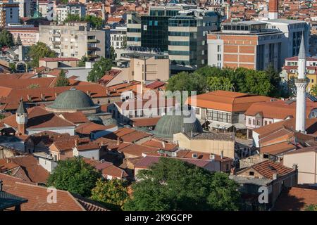 Eine erhöhte Landschaftsansicht der Stadt Skopje, der Hauptstadt von Nord-Mazedonien. Eine Mischung aus Architekturstilen, Arabisch, Neo-Klassik, Moderne. Stockfoto