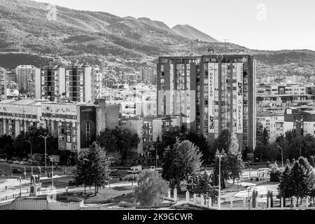 Eine erhöhte Landschaftsansicht der Stadt Skopje, der Hauptstadt von Nord-Mazedonien. Eine Mischung aus Architekturstilen, Arabisch, Neo-Klassik, Moderne. Stockfoto