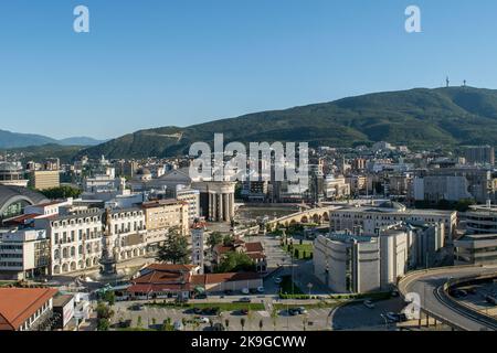 Eine erhöhte Landschaftsansicht der Stadt Skopje, der Hauptstadt von Nord-Mazedonien. Eine Mischung aus Architekturstilen, Arabisch, Neo-Klassik, Moderne. Stockfoto