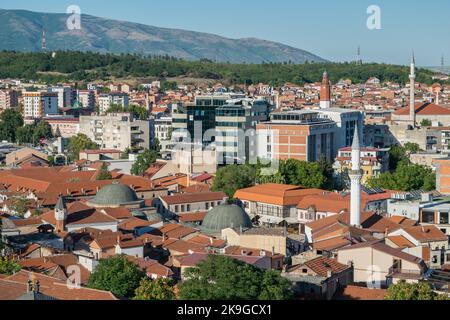 Eine erhöhte Landschaftsansicht der Stadt Skopje, der Hauptstadt von Nord-Mazedonien. Eine Mischung aus Architekturstilen, Arabisch, Neo-Klassik, Moderne. Stockfoto