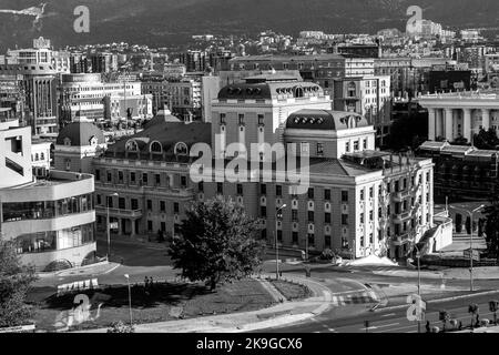 Eine erhöhte Landschaftsansicht der Stadt Skopje, der Hauptstadt von Nord-Mazedonien. Eine Mischung aus Architekturstilen, Arabisch, Neo-Klassik, Moderne. Stockfoto