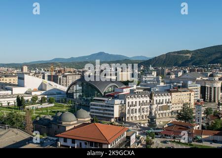 Eine erhöhte Landschaftsansicht der Stadt Skopje, der Hauptstadt von Nord-Mazedonien. Eine Mischung aus Architekturstilen, Arabisch, Neo-Klassik, Moderne. Stockfoto