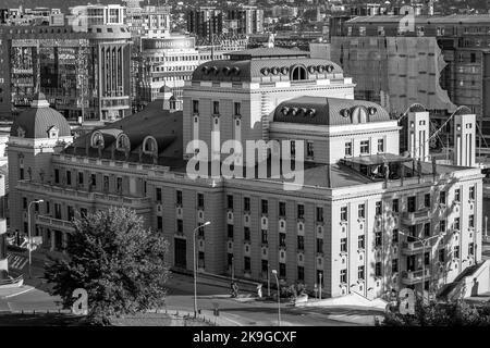 Eine erhöhte Landschaftsansicht der Stadt Skopje, der Hauptstadt von Nord-Mazedonien. Eine Mischung aus Architekturstilen, Arabisch, Neo-Klassik, Moderne. Stockfoto