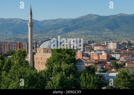 Eine erhöhte Landschaftsansicht der Stadt Skopje, der Hauptstadt von Nord-Mazedonien. Eine Mischung aus Architekturstilen, Arabisch, Neo-Klassik, Moderne. Stockfoto